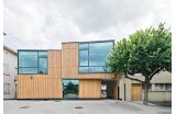 Tasseaux douglas en faux claire-voie posés sur 3 plis mélèze ignifugé. Fabricant : Woodenha. Accueil de Loisirs, Ablon sur Seine. Nomade architectes - Crédit photo : BOEGLY Luc