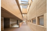 À l'intérieur, le bois omniprésent et la lumière zénithale créent une atmosphère chaleureuse - Dietrich | Untertrifaller et Colas Durand - Crédit photo : BOEGLY Luc