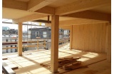Vue intérieure de la structure bois avant la pose des cloisons, le ravoirage et la chape béton - Crédit photo : D.R. -