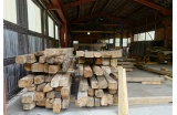 Stock de poutres récupérées par Vieux Bois des Alpes - Crédit photo : Opalis -