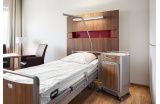 Pfleiderer - Surfaces teinte "Rustic Wood" pour les chambres de l'hôpital St. Vinzenz à Dinslaken (Allemagne). © Pfleiderer / Constantin Meyer Photographie - Crédit photo : D.R. -
