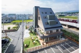 Siège social de LIV.co.Ltd. (Muko, Japon), l’un des bâtiments proposés à la visite. 1er bâtiment commercial en bois à grande échelle de l'ouest du Japon (5 étages) : bureaux, espace de travail partagé, location d'espace. Maîtrise d’œuvre : LIV.co.Ltd - Crédit photo : D.R. -