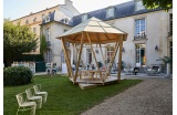 L'exposition et le pavillon hexagonal en pin suédois, dans le jardin de l'Institut Suédois -  Architectes : In Praise of Shadows - Crédit photo : AMIAND Francis
