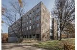 Au sud de Liège, sur le campus universitaire du Sart Tilman, l’Institut de botanique a troqué ses façades de béton contre des bardages de bois. Objectif : 50% d’économie d’énergie. - Crédit photo : Defourny Samuel