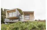 La Maison perchée de Houlgate (14), dont le travail sur l'enveloppe bois et le volume simple ont permis d'atteindre le niveau PassivHaus - Karawitz architecture - Crédit photo : SCHNEPP & RENOU .