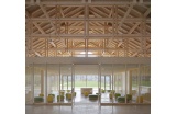 L'intérieur de la Maison du Comté, et sa charpente en bois local © Stephan Girard - Crédit photo : D.R. -