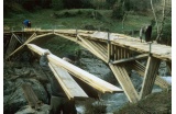  La construction de la passerelle d’Ajoux, menée avec le maire René Féougier : les châtaigniers, essences locales, ont été abattus à proximité et le bois a séché pendant un an avant d’être mis en œuvre. Un projet non seulement low-tech (tissage qui fait ap - Crédit photo : Anglade Jacques