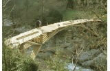  La construction de la passerelle d’Ajoux, menée avec le maire René Féougier : les châtaigniers, essences locales, ont été abattus à proximité et le bois a séché pendant un an avant d’être mis en œuvre. Un projet non seulement low-tech (tissage qui fait ap - Crédit photo : Anglade Jacques