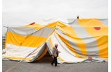 Hans-Walter Müller lors du montage de la « bulle », centre de premier accueil situé porte de la Chapelle Paris, 2016 © Julien Beller - Crédit photo : dr -