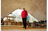L’architecte Hans-Walter Müller en 2018, dans sa maison gonflable à La Ferté-Alais à Cerny, en Essonne. - Crédit photo : GRANJA Christelle