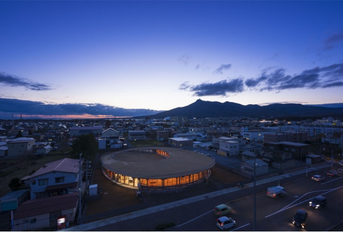 Vue aérienne du projet qui s’inscrit dans le contexte urbain diffus de la péninsule de Shimokita.<br/> Crédit photo : Katsuhisa Kida/fototeca -