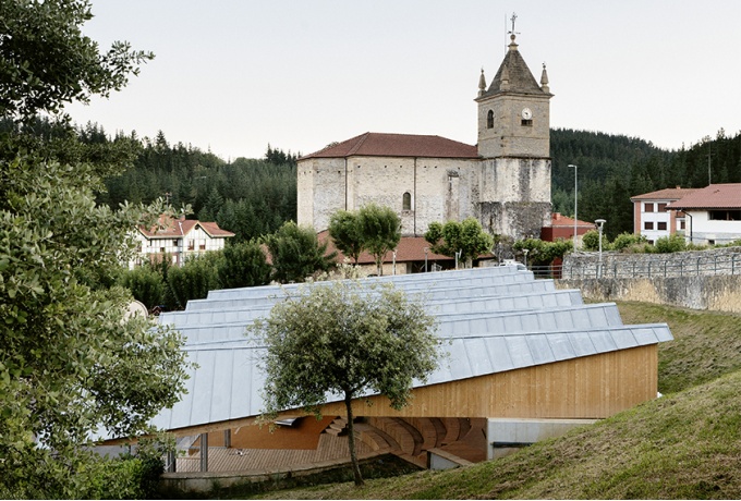 La toiture plissée évoque les petits toits txoritokis entourant les églises.<br/> Crédit photo : DIAZ DIAZ Luis
