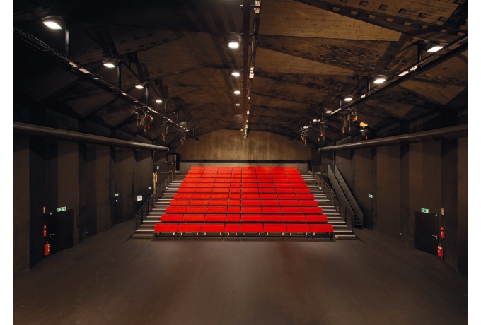 Les parois intérieures de la salle de spectacle (murs et plafonds) correspondent strictement à la structure en panneaux de CLT.<br/> Crédit photo : CUENDET Corinnet