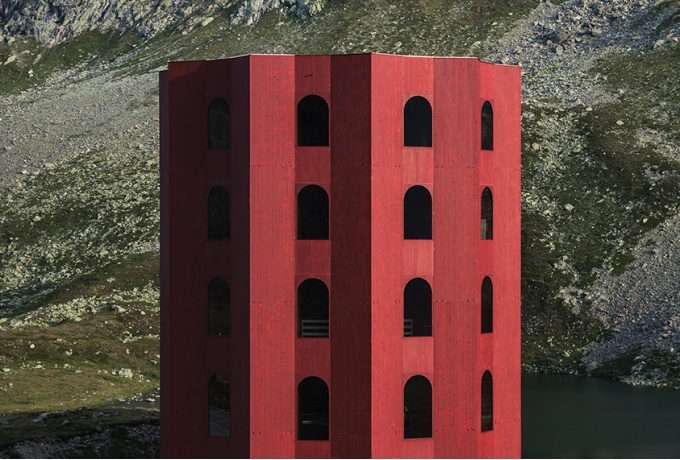  L’œil perçoit de la façade une juxtaposition de bandes verticales rouges.  <br/> Crédit photo : VERSCHUUREN Bowie