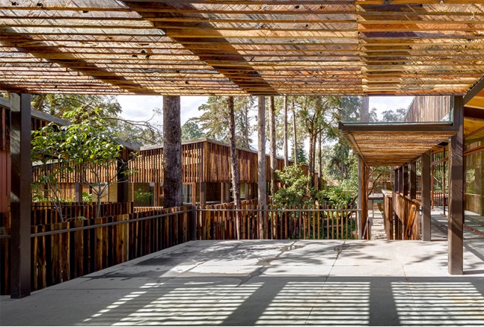 De vastes terrasses couvertes profitent de l'ombrage des filtres solaires, composés de bois de récupération.<br/> Crédit photo : Gamo Rafael