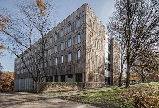 Façade arrière de l'Institut depuis le point haut du terrain, côté forêt.<br/> Crédit photo : Defourny Samuel