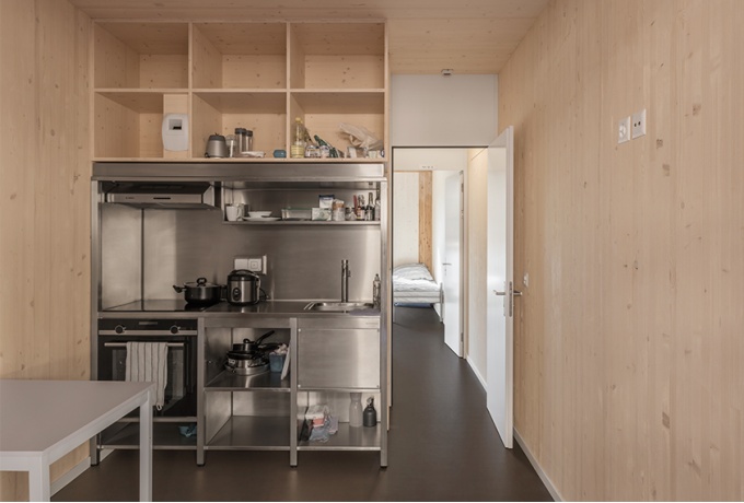 Intérieur d'un logement avec son bloc cuisine plug and play, adossé à la gaine centrale.<br/> Crédit photo : Kultscher Marcel