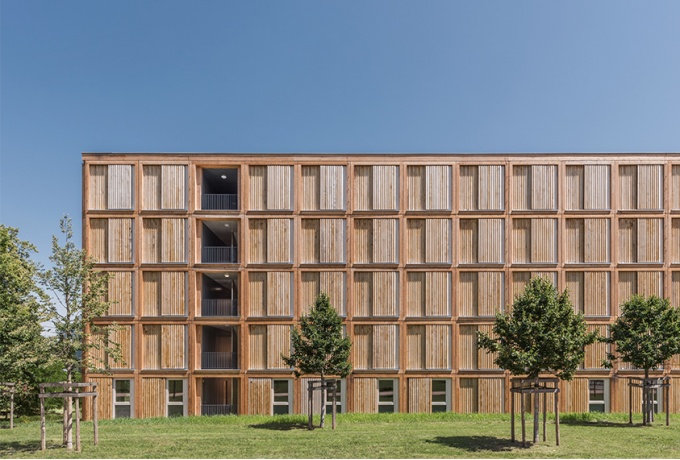 Les façades sont en chêne avec cadres en mélèze. Concernant le chêne, l’hospice général n’a dû payer que le débitage et la mise en oeuvre, car les arbres ont été gracieusement offerts par le canton, propriétaire des forêts.<br/> Crédit photo : Kultscher Marcel
