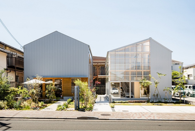 Façade nord sur le jardin partagé entre les deux édifices communautaires Open Door 1 et 2.<br/> Crédit photo : Norihito Yamauchi