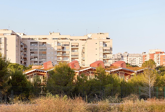 L'école se construit sur un terrain à urbaniser en bordure de quartiers existants.<br/> Crédit photo : Apollonio Mariela