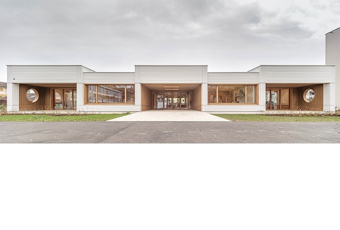 L’architecture de l’école joue sur des binômes : orthogonal/circulaire, blanc/nature, épais/fin, défoncé/plat…<br/> Crédit photo : BRUNECKY Radek