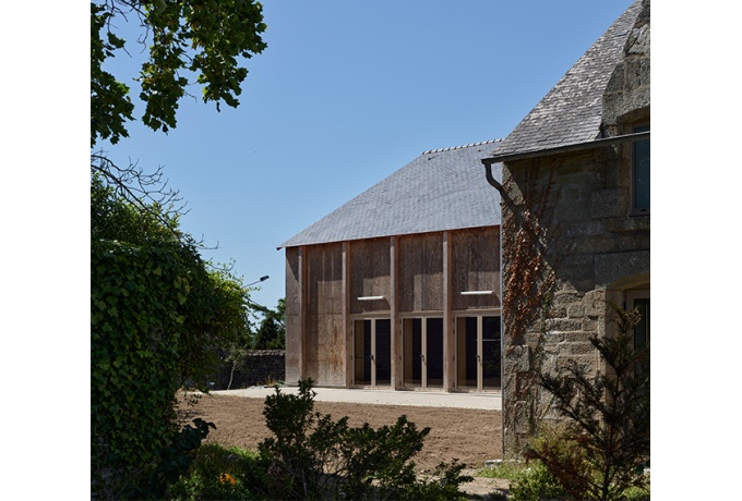 Façades sud du presbytère (premier plan) et de la salle des fêtes (second plan)<br/> Crédit photo : CHALMEAU Stéphane