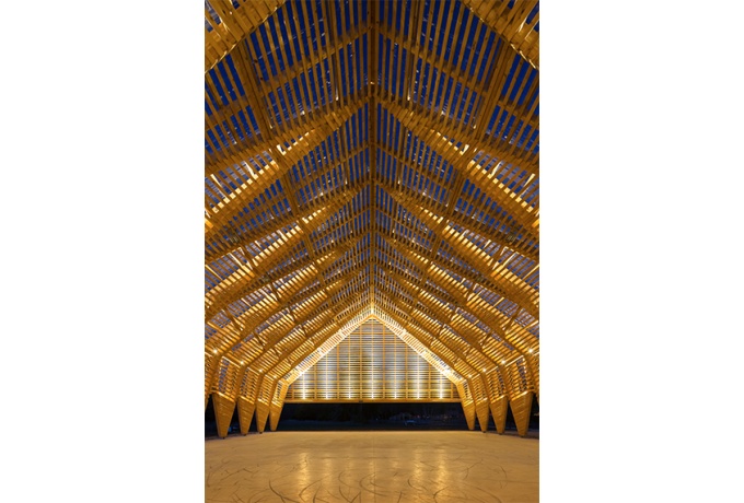 Malgré les exigences réglementaires qui ont obligé à équiper cet ouvrage comme une salle de spectacle, les installations électriques ne troublent pas la lecture de la charpente, au contraire, elles la révèlent.<br/> Crédit photo : MATHIOTTE Olivier