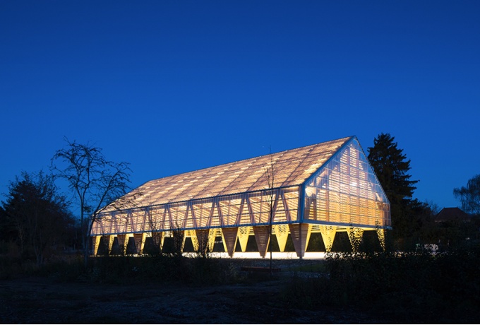 Le toit en polycarbonate, sans chéneau, renvoie l’eau à plus d’un mètre des bardages jointifs qui doivent également dissuader les grimpeurs.<br/> Crédit photo : MATHIOTTE Olivier
