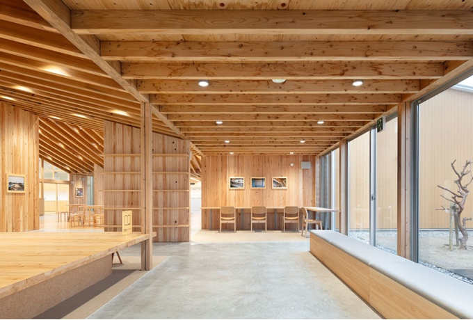 Entre les éléments de programme, les galeries proposent des déambulations complexes dans la profondeur de l’édifice .<br/> Crédit photo : OTA  Takumi
