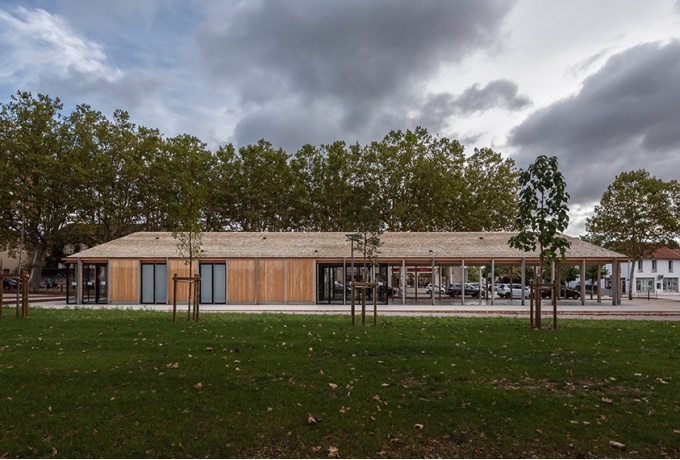 La halle de Gannat dessine une horizontale de 40 m d'envergure.<br/> Crédit photo : ALAZARD Benoît 