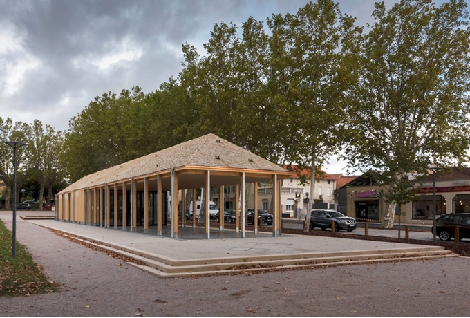 La halle et le terrain de pétanque sont implantés sur la frange est du champ de foire.<br/> Crédit photo : ALAZARD Benoît 