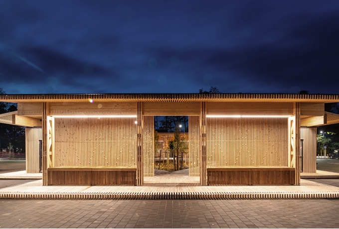 La singularité du nouveau pavillon de la ville de Kärdla témoigne d'un raffinement constructif que seul le bois permet d'atteindre.<br/> Crédit photo : Veermae Tiit