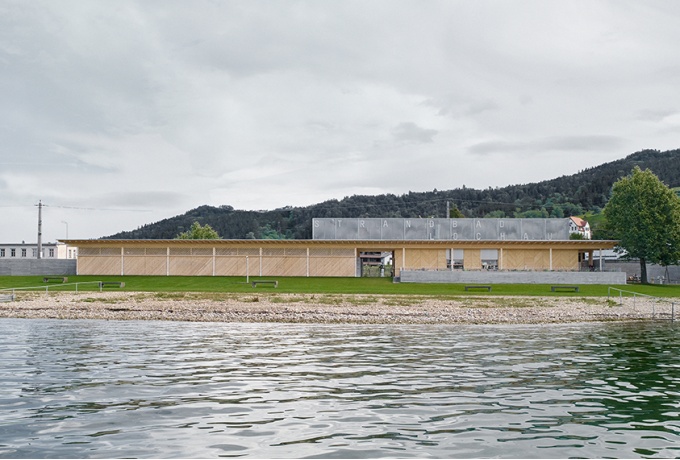 Ce pavillon de baignade aux airs d'abri de jardin mêlant épicéa local, béton et acier s'insère avec légèreté dans le paysage du lac de Constance.<br/> Crédit photo : BEREUTER Adolf
