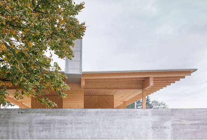 La toiture à pente inversée structure l'ensemble du projet. Elle est lestée en son centre par une structure en acier qui dissimule les éléments techniques et émet un signal dans le paysage<br/> Crédit photo : BEREUTER Adolf