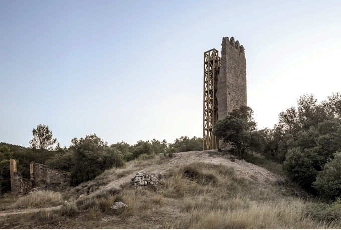 La tour est le dernier vestige d'un château du XIIIe siècle.<br/> Crédit photo : GOULA Adria