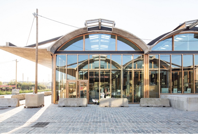 La percée urbaine permet d'apprécier, en coupe, la structure de la halle.