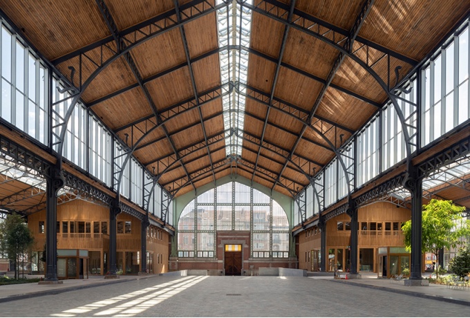 Discrète mais néanmoins affirmée, l’intervention architecturale révèle un vaste espace lumineux.