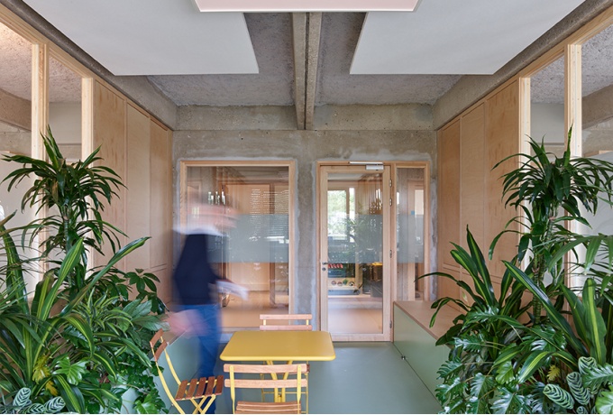 Des espaces de détentes ont été aménagés entre certains bureaux, en respectant la trame constructive du bâtiment et l'esprit du projet de réhabilitation.