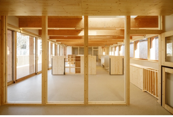Point de vue d'un intérieur et d'un mobilier essentiellement composé de bois<br/> Crédit photo : 11h45 / Florent Michel -