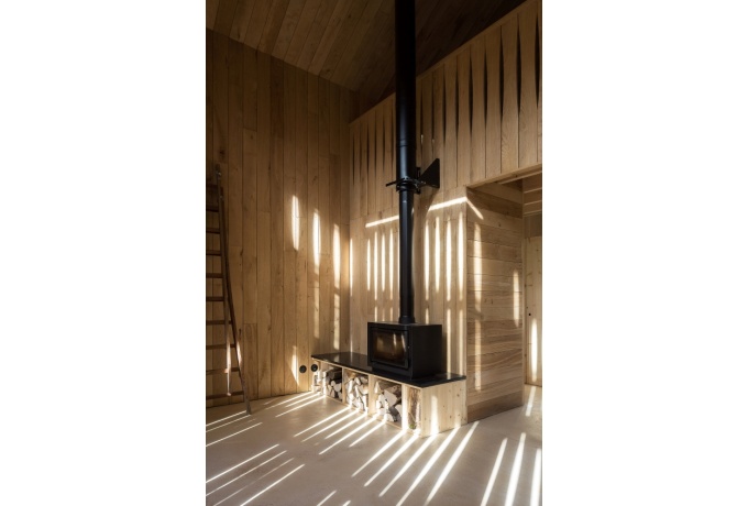 Maison 100% bois, y compris le mobilier de cuisine, réalisé en épicéa des Vosges.<br/> Crédit photo : MATHIOTTE Olivier