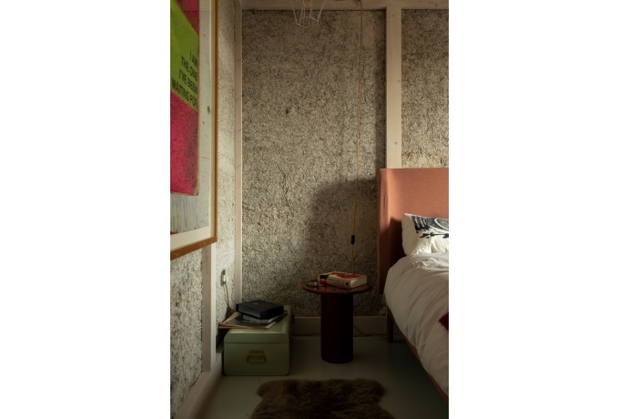 Le béton de chanvre badigeonné d’argile dilué garantit le confort de cette chambre cocon.<br/> Crédit photo : PROKTOR Oskar