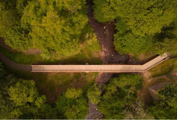 La passerelle est complétée de deux plateformes à ses extrémités qui la relient aux cheminements piétons.<br/> Crédit photo : HISTORIC ENVIRONMENT SCOTLAND  