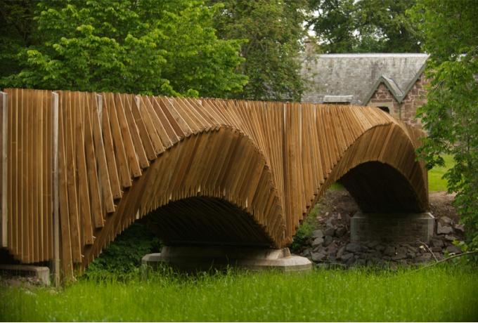 Les garde-corps décrivent une forme à l’allure massive qui évoque les ponts de pierre médiévaux.<br/> Crédit photo : HISTORIC ENVIRONMENT SCOTLAND  