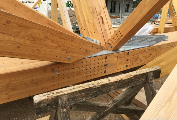 Si les ferrures ont été brochées en atelier, l’assemblage complet de la passerelle a été entièrement réalisé sur site.<br/> Crédit photo : © Arborescence  