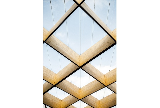 au-dessus de la structure en BLC se déploie la membrane monocouche ETFE, posée sur des câbles de tension<br/> Crédit photo : 11h45 -