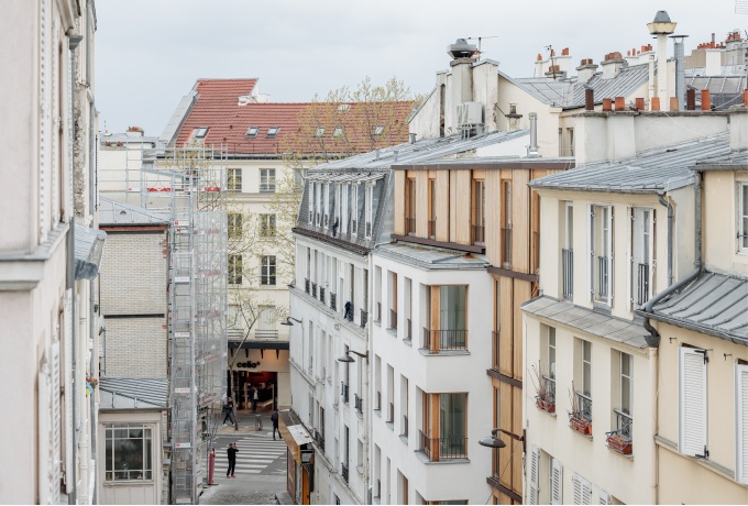Photographie de la façade sur la ruelle : le projet use d’une ingénieuse implantation pour s’insérer dans l’existant hétérogène.<br/> Crédit photo : Mostefaoui Salem